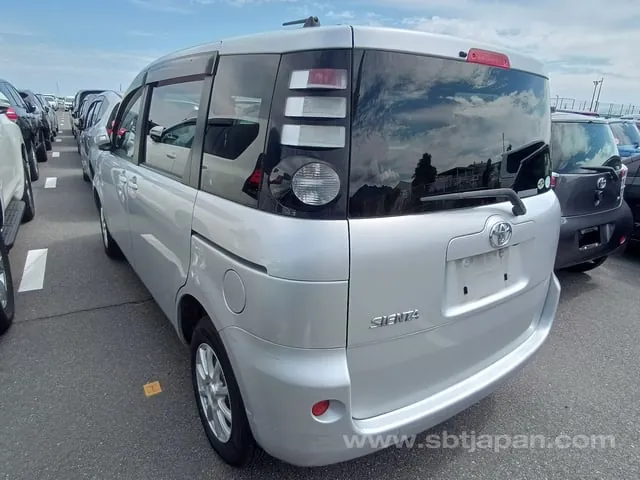 Toyota Sienta 2007 photo 3