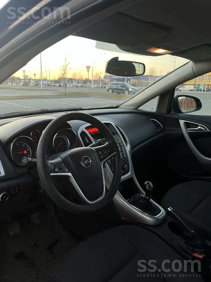 Opel Astra 2011 photo 4
