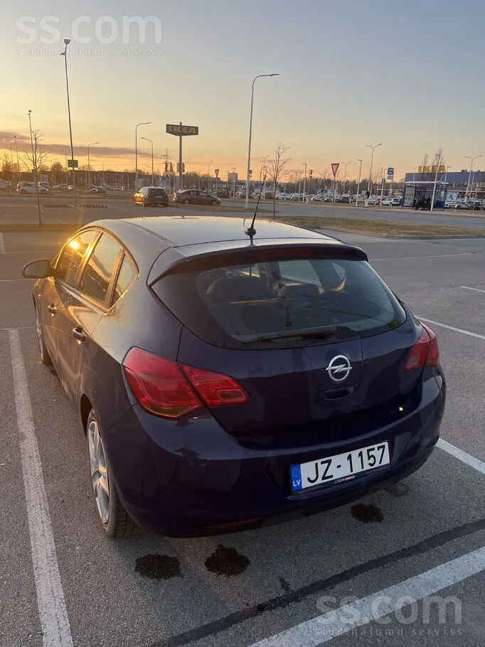 Opel Astra 2011 photo 2