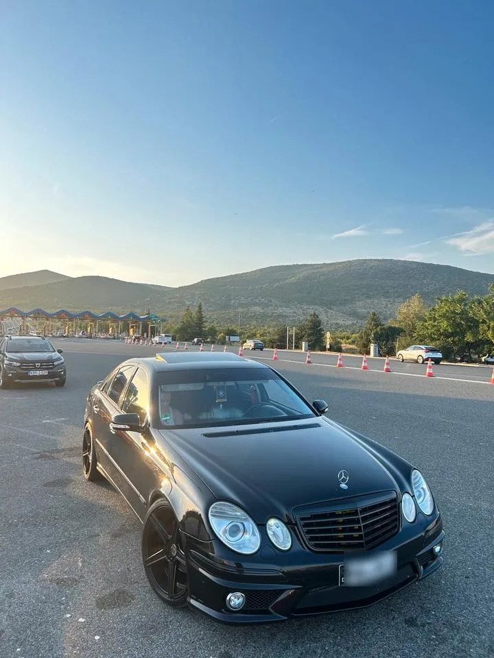Mercedes-Benz W211