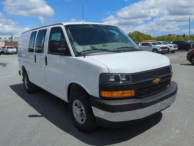 Chevrolet Express 2026 photo 2