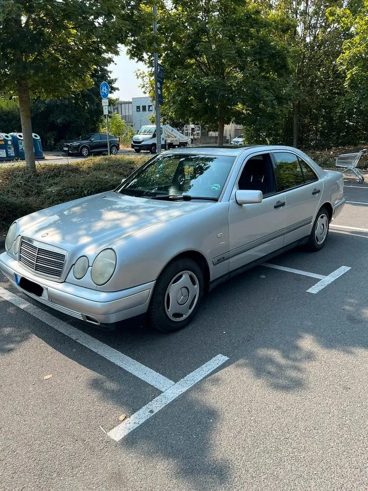 Mercedes-Benz E230