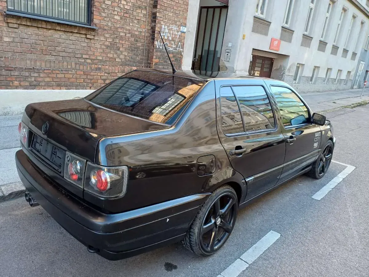Volkswagen Vento 1993 photo 2