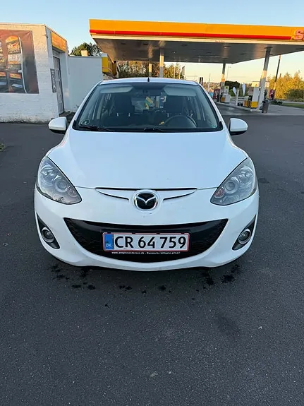 Mazda 2 2011 photo 2