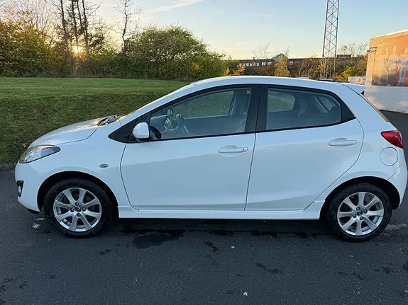 Mazda 2 2011 photo 5