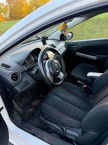 Mazda 2 2011 photo 4