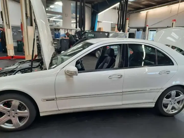 Mercedes-Benz C-Class 2005 photo 2