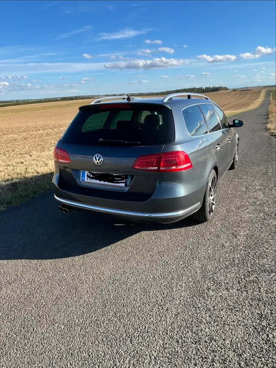 Volkswagen Passat 2011 photo 2