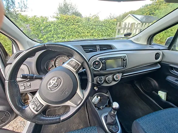 Toyota Yaris 2012 photo 4