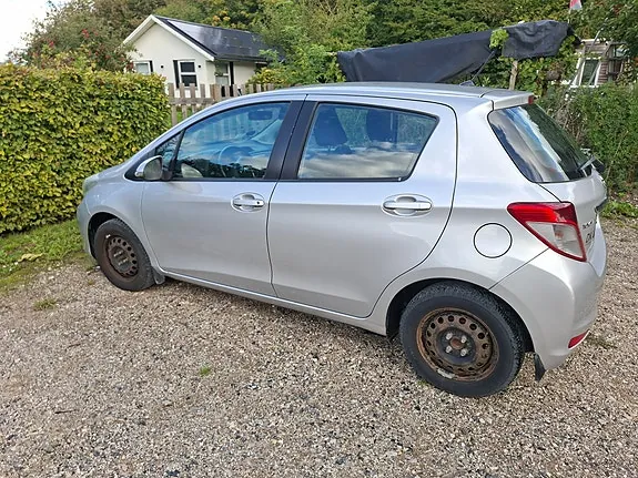 Toyota Yaris 2012 photo 2