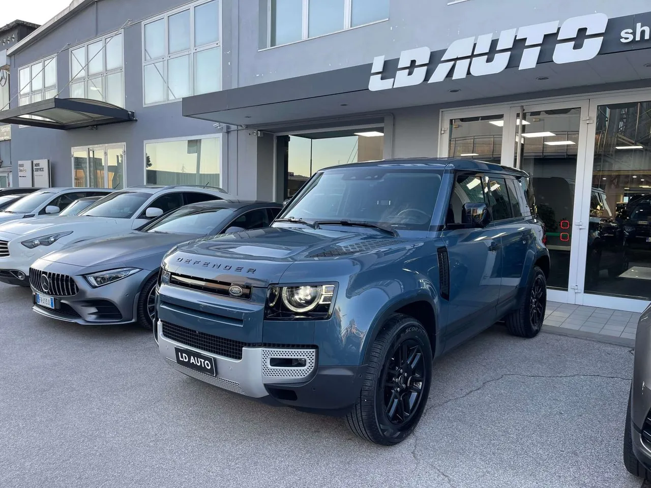 Land Rover Defender 2021 photo 3
