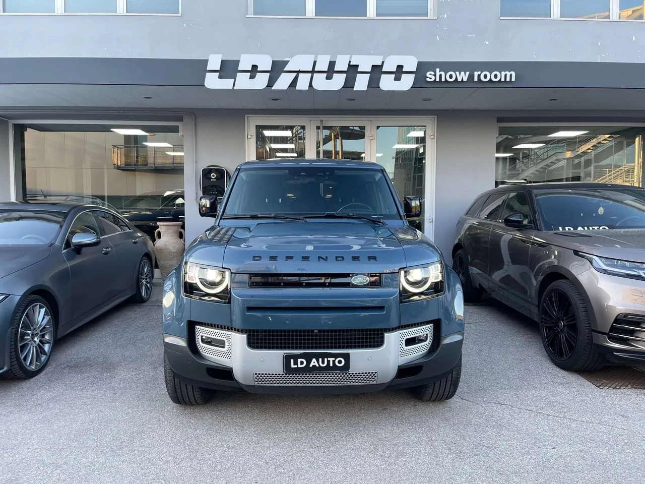 Land Rover Defender 2021 photo 2