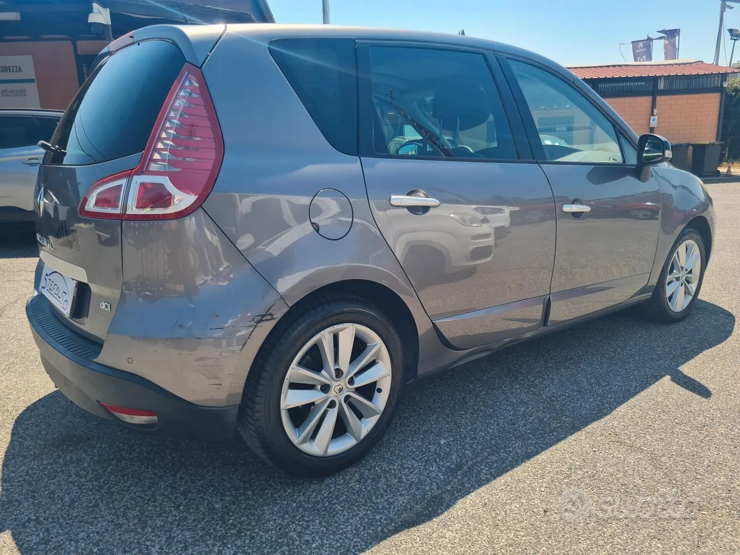 Renault Scenic 2011 photo 2
