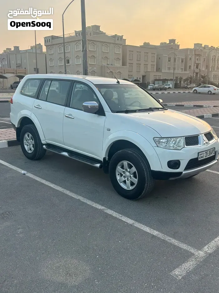 Mitsubishi Pajero 2012 photo 2
