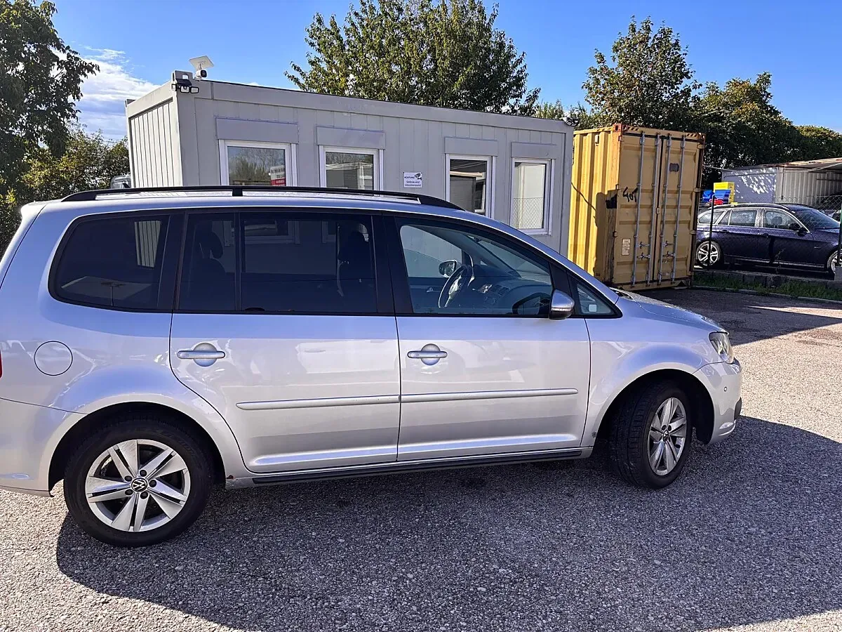 Volkswagen Touran 2010 photo 2