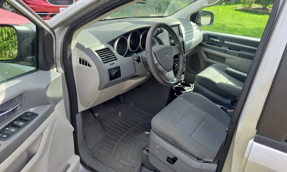 Dodge Grand Caravan 2010 photo 4