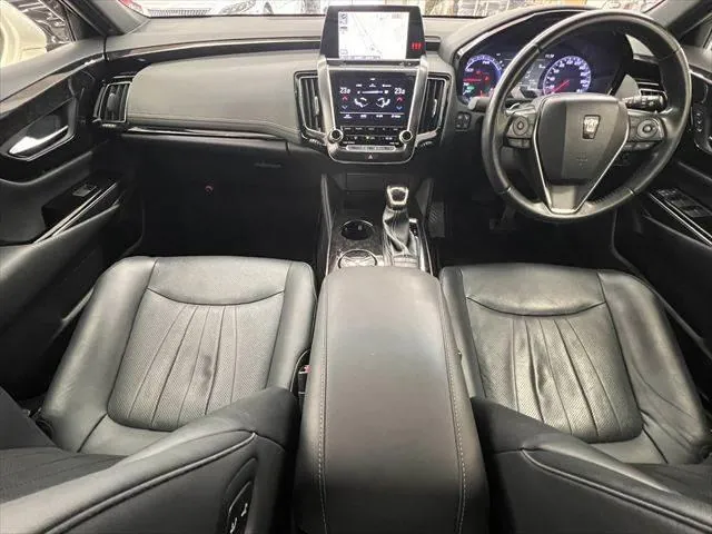 Toyota Crown Hybrid 2018 photo 3