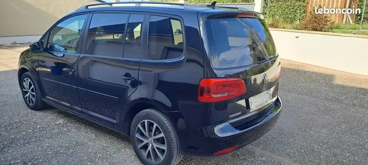 Volkswagen Touran 2012 photo 2