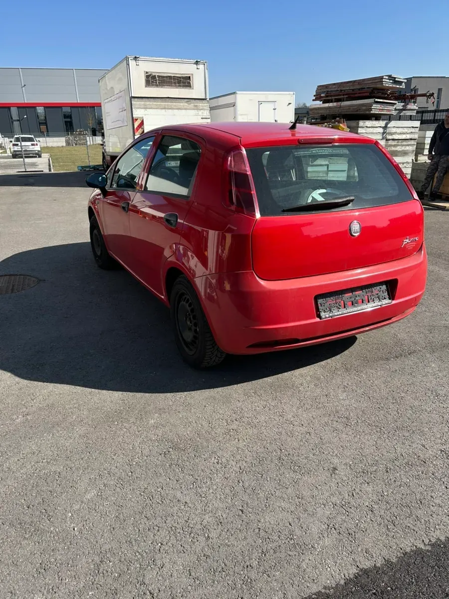 Fiat Punto 2009 photo 2
