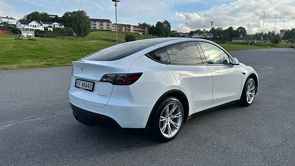 Tesla Model Y 2023 photo 3