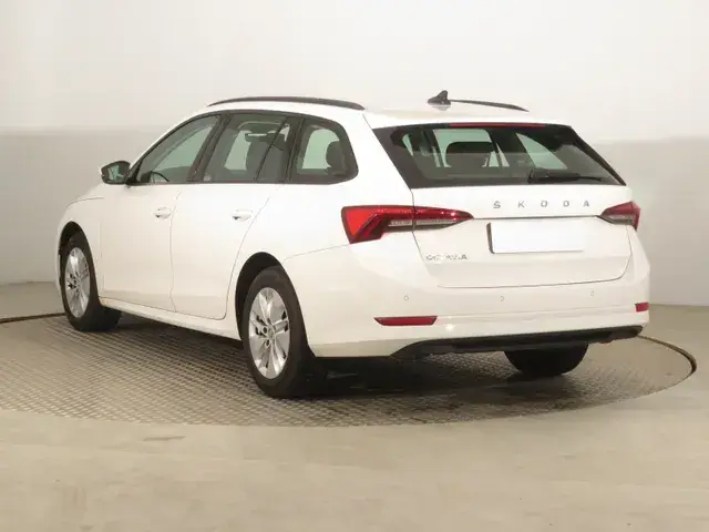 Skoda Octavia Combi 2023 photo 3
