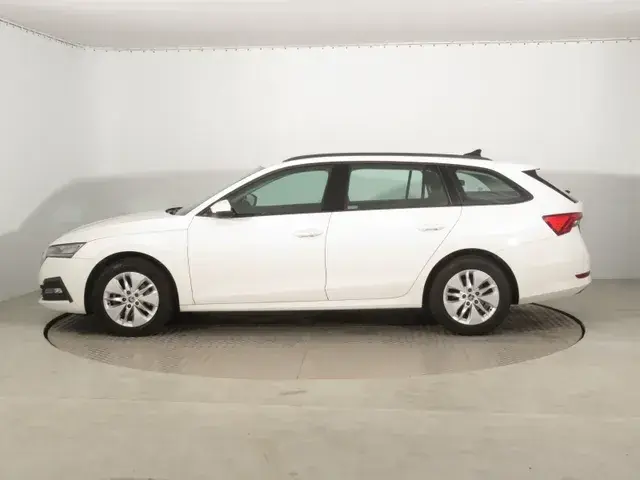 Skoda Octavia Combi 2023 photo 2