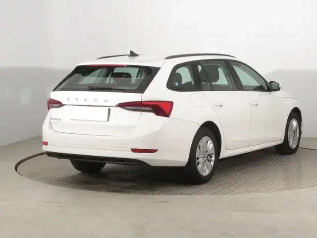 Skoda Octavia Combi 2023 photo 4