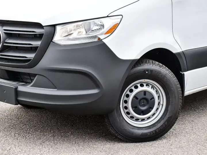 Mercedes-Benz Sprinter 2026 photo 2