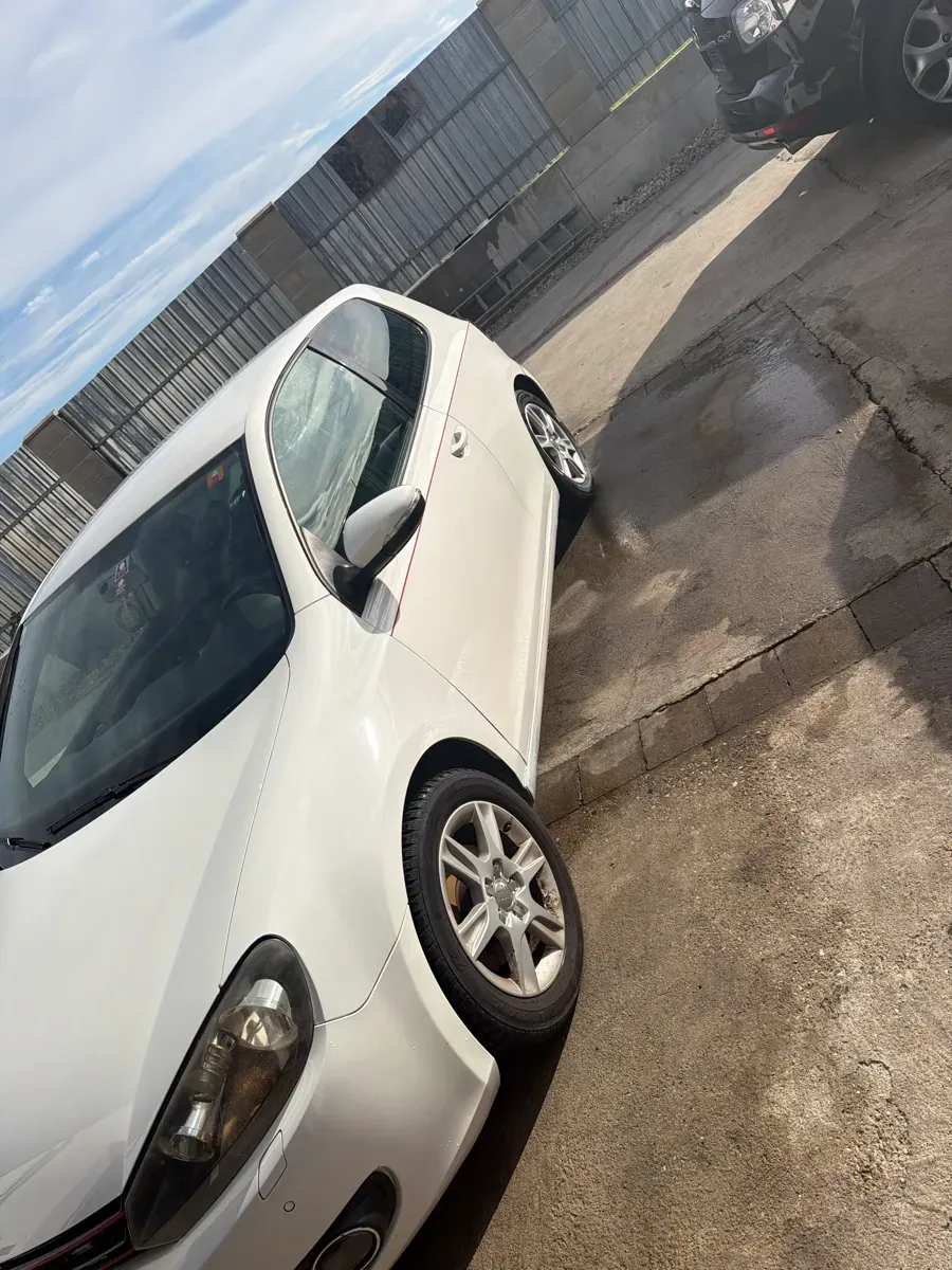 Volkswagen Golf 2010 photo 2