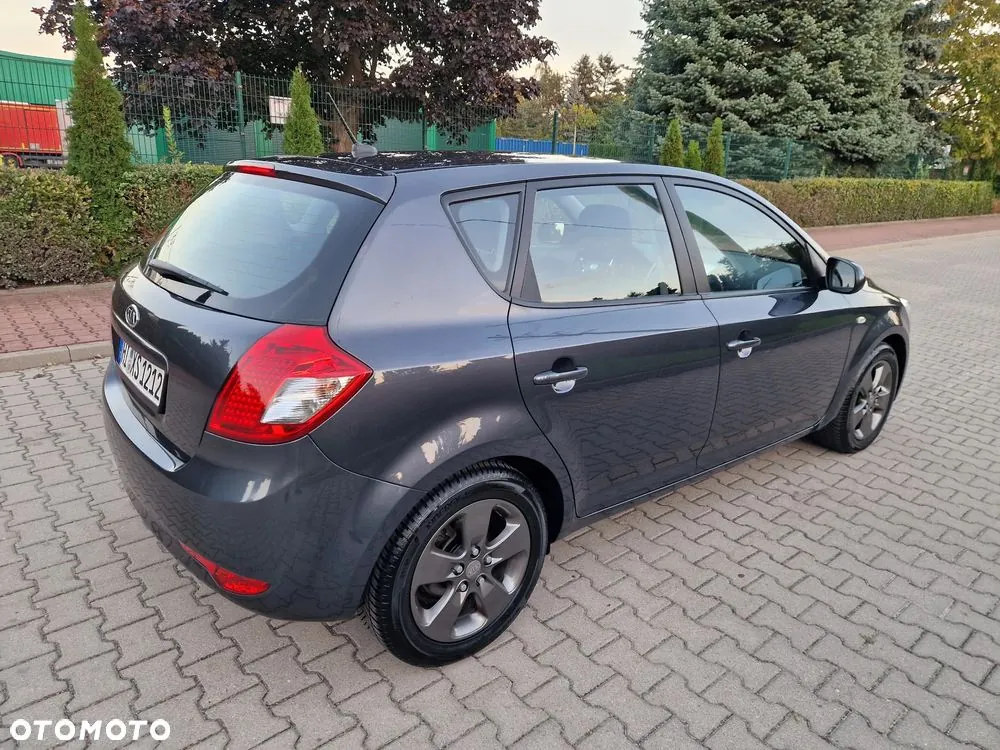 Kia Ceed 2010 photo 4