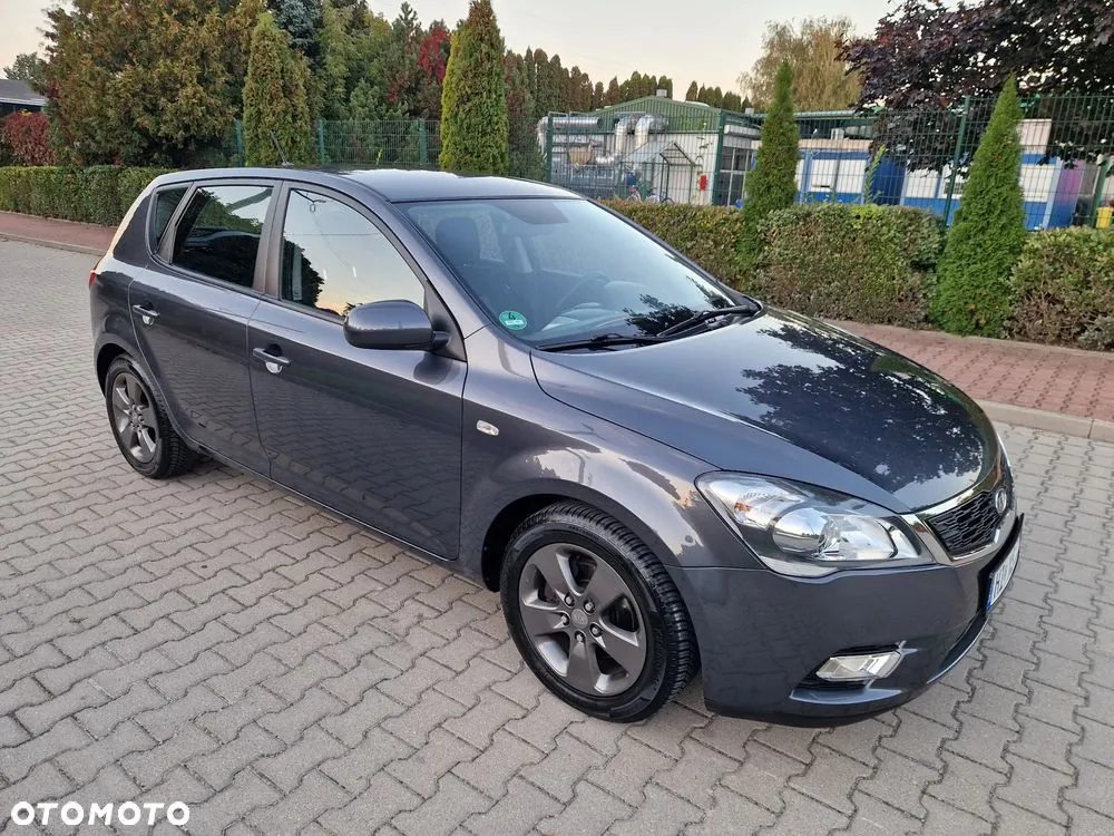 Kia Ceed 2010 photo 3
