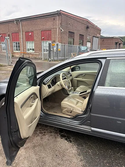 Volvo V70 2010 photo 2