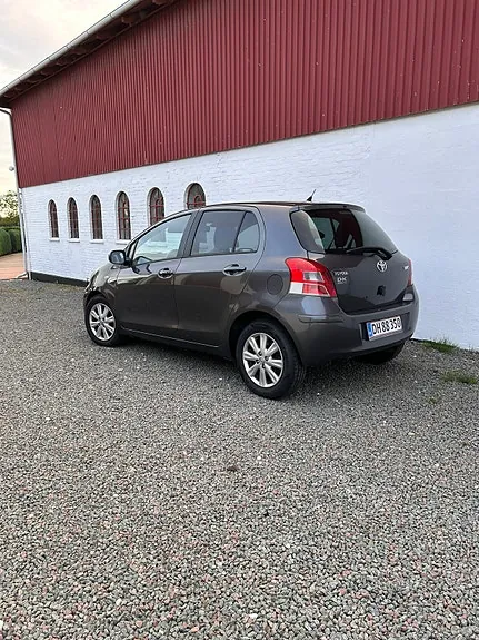 Toyota Yaris 2010 photo 2
