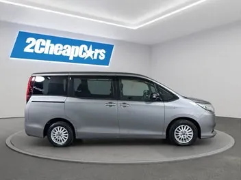 Toyota Noah 2015 photo 5