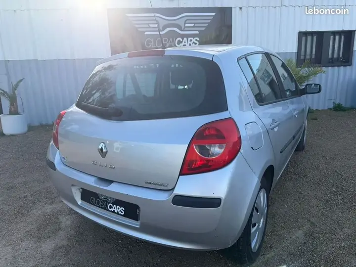 Renault Clio 2006 photo 2