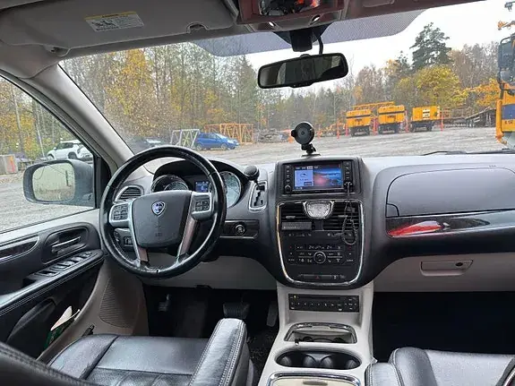 Lancia Voyager 2012 photo 4