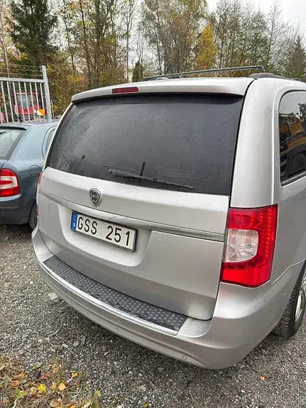 Lancia Voyager 2012 photo 3