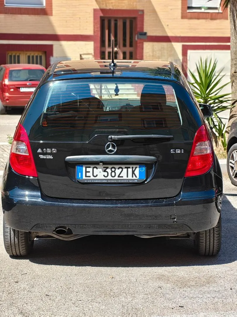 Mercedes-Benz A180 2010 photo 2