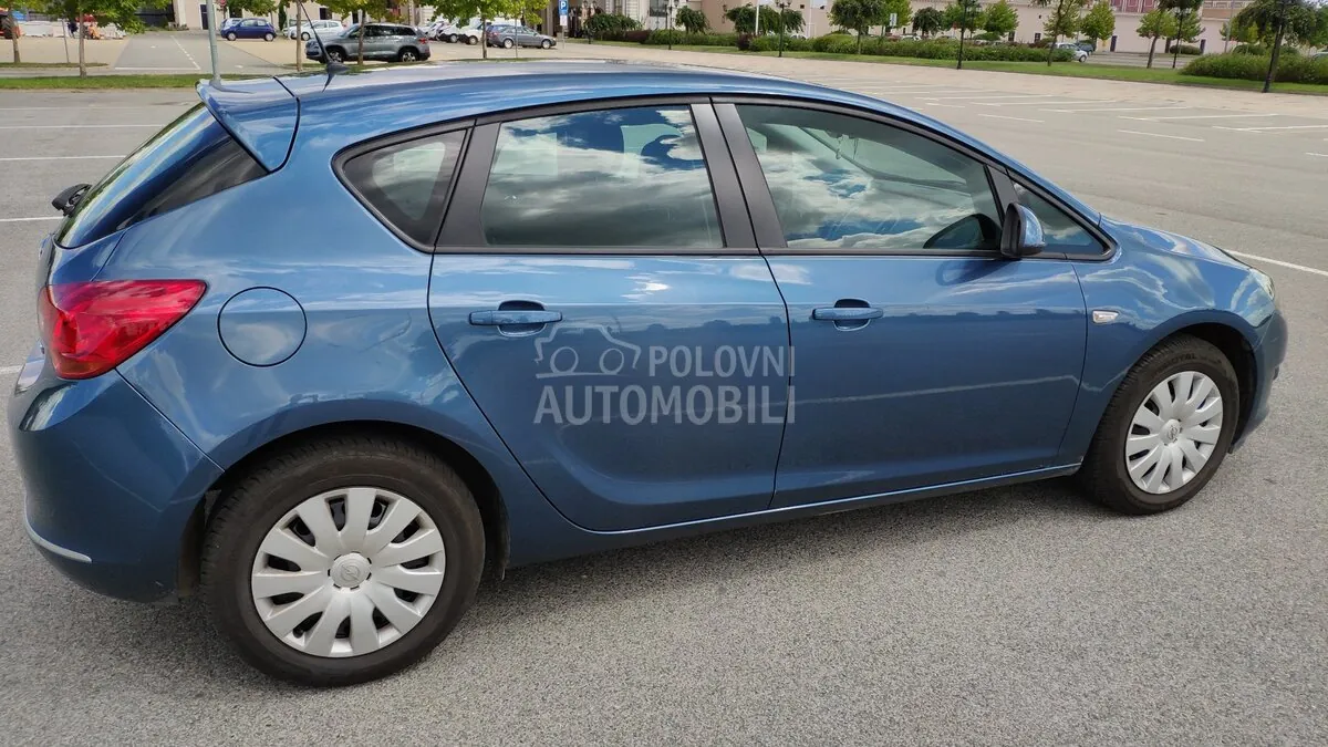 Opel Astra J 2013 photo 5