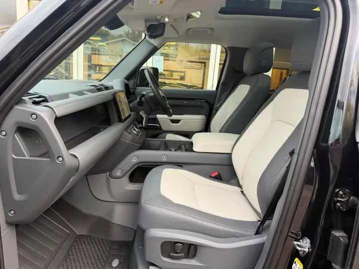 Land Rover Defender 2023 photo 2