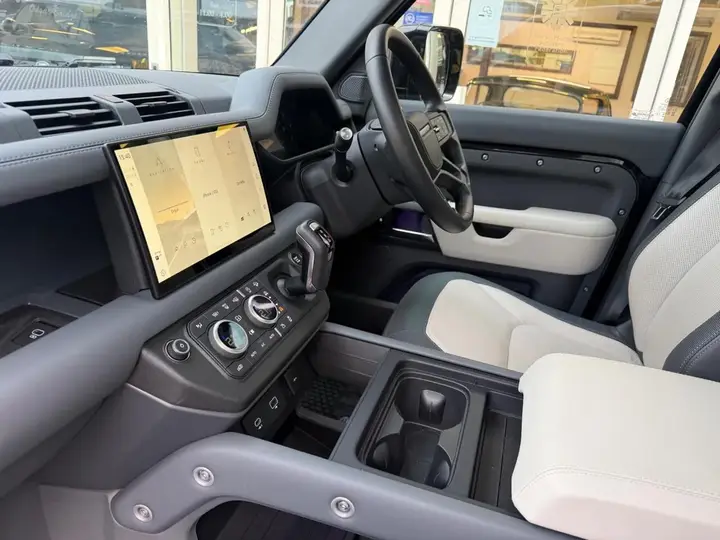 Land Rover Defender 2023 photo 3
