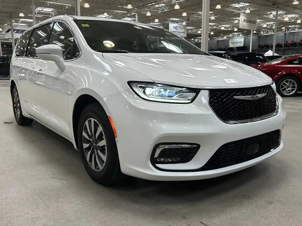 Chrysler Pacifica 2022 photo 2