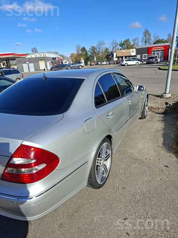 Mercedes-Benz E320 2003 photo 2
