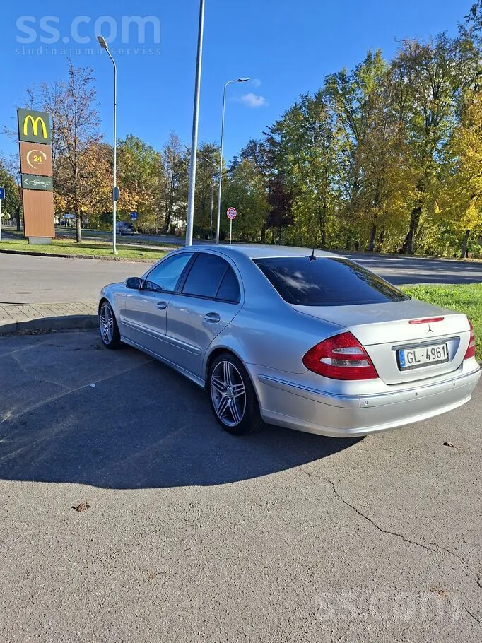 Mercedes-Benz E320 2003 photo 3