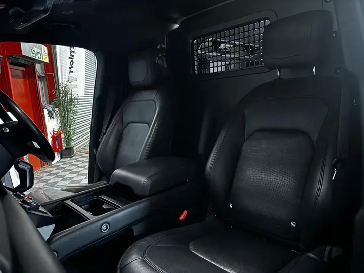 Land Rover Defender 110 2023 photo 2
