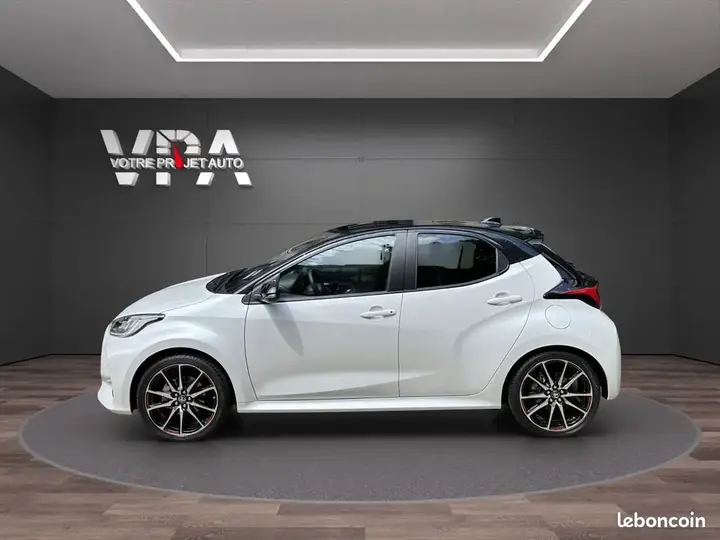 Toyota Yaris 2023 photo 2