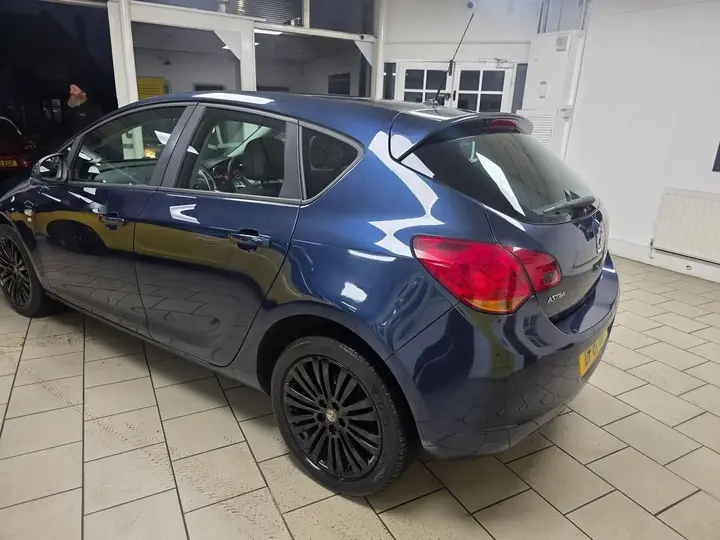 Vauxhall Astra 2012 photo 5