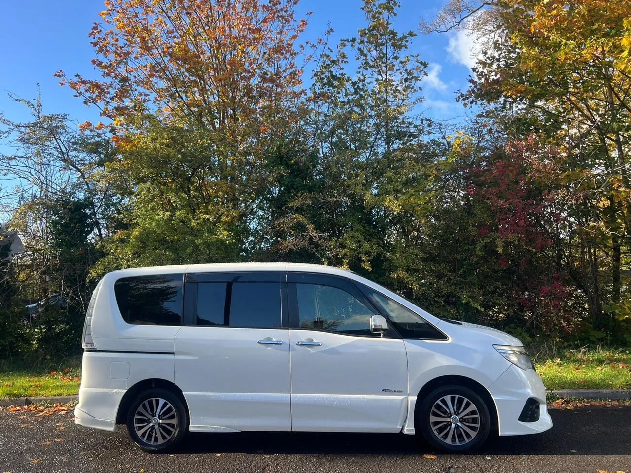 Nissan Serena 2015 photo 2