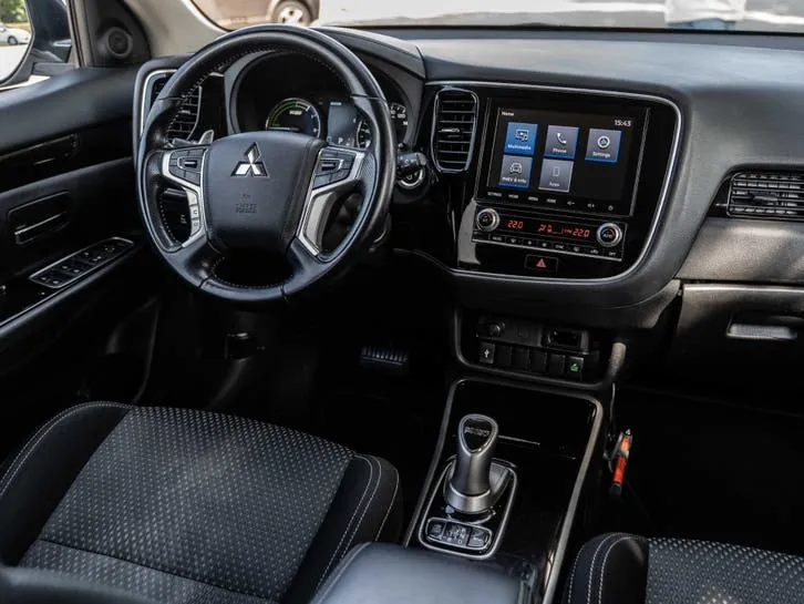 Mitsubishi Outlander 2021 photo 2