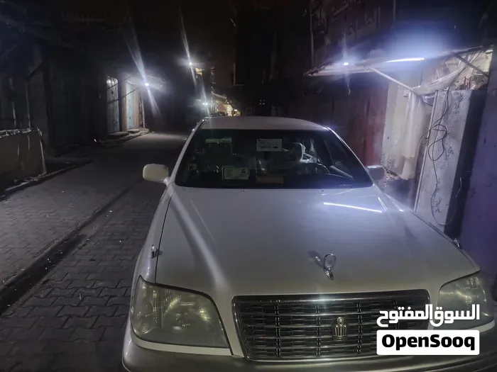 Toyota Crown 2000 photo 2